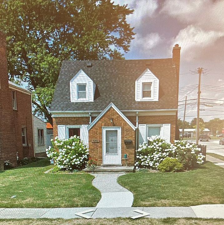 Brick Cape cod.  2.5 garage