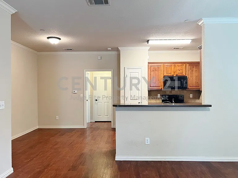 420 W Franklin St #10 — Photo 5