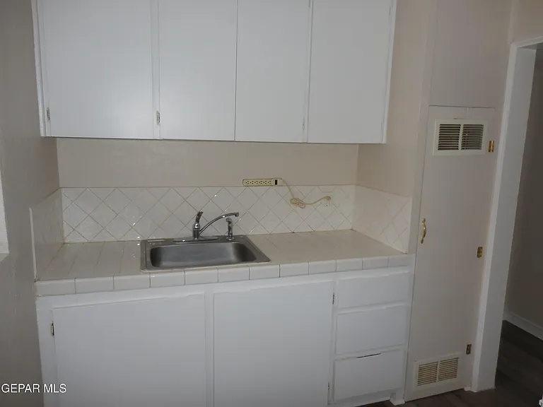 701 W Yandell Dr #8 — Photo 7