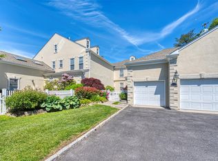 10 Swan Ct, Glen Cove, NY 11542