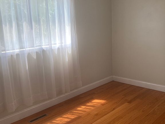 4th image of 42 Glenwood Ave #E