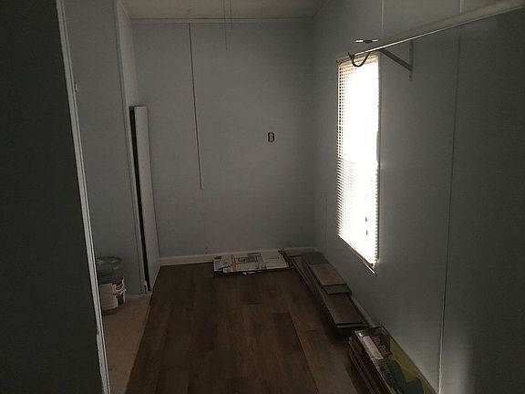 3rd image of 945 Bandera St
