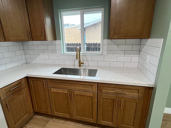 4th image of 706 1/2 W 75th St