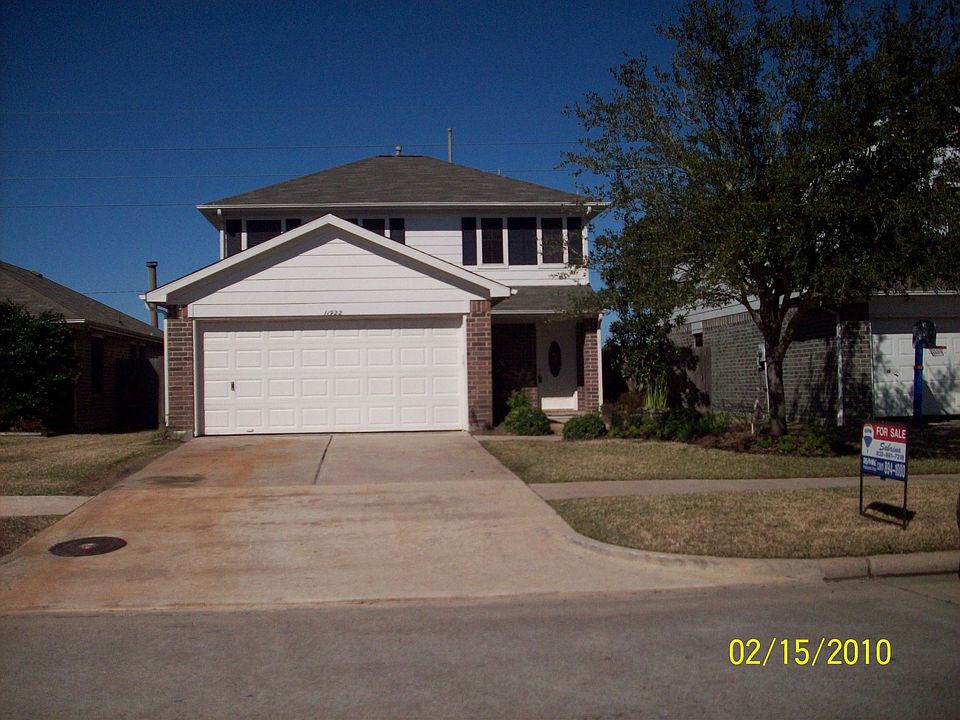 YOU CAN PARK 4 CARS IN THIS DRIVEWAY