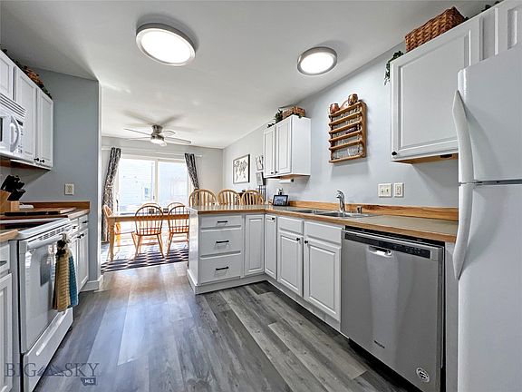 5th image of 894 N River Rock Dr