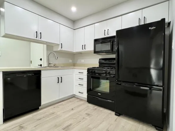 17 Cedar Ct APT 5, Vernon Hills, IL 60061