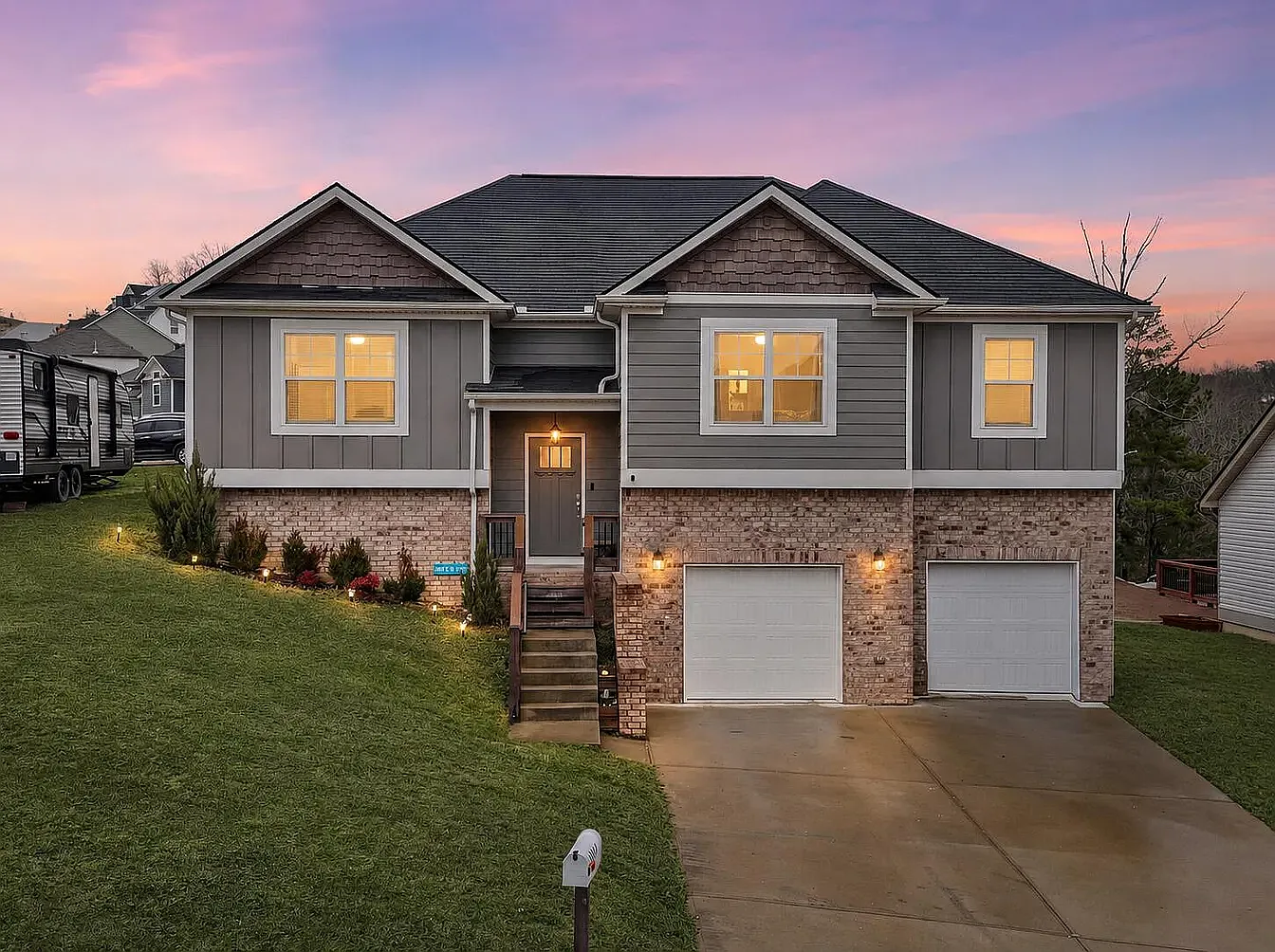 3 bed, 2.5 bath, 2368 sqft, $2,600 — Photo 1