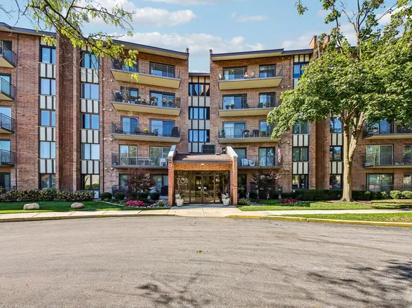 701 Lake Hinsdale Dr APT 201, Willowbrook, IL 60527