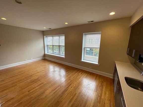 2nd image of 1137 W Leland Ave #102