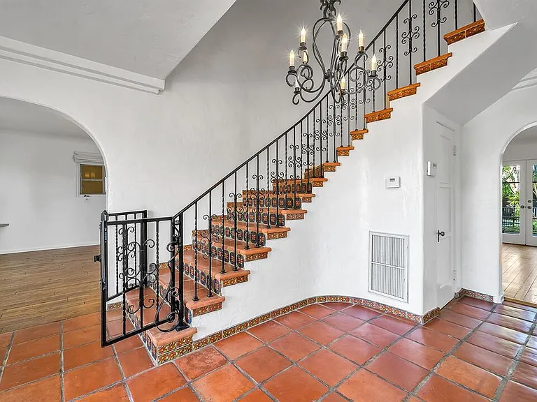 333 S Roxbury Dr — Photo 2