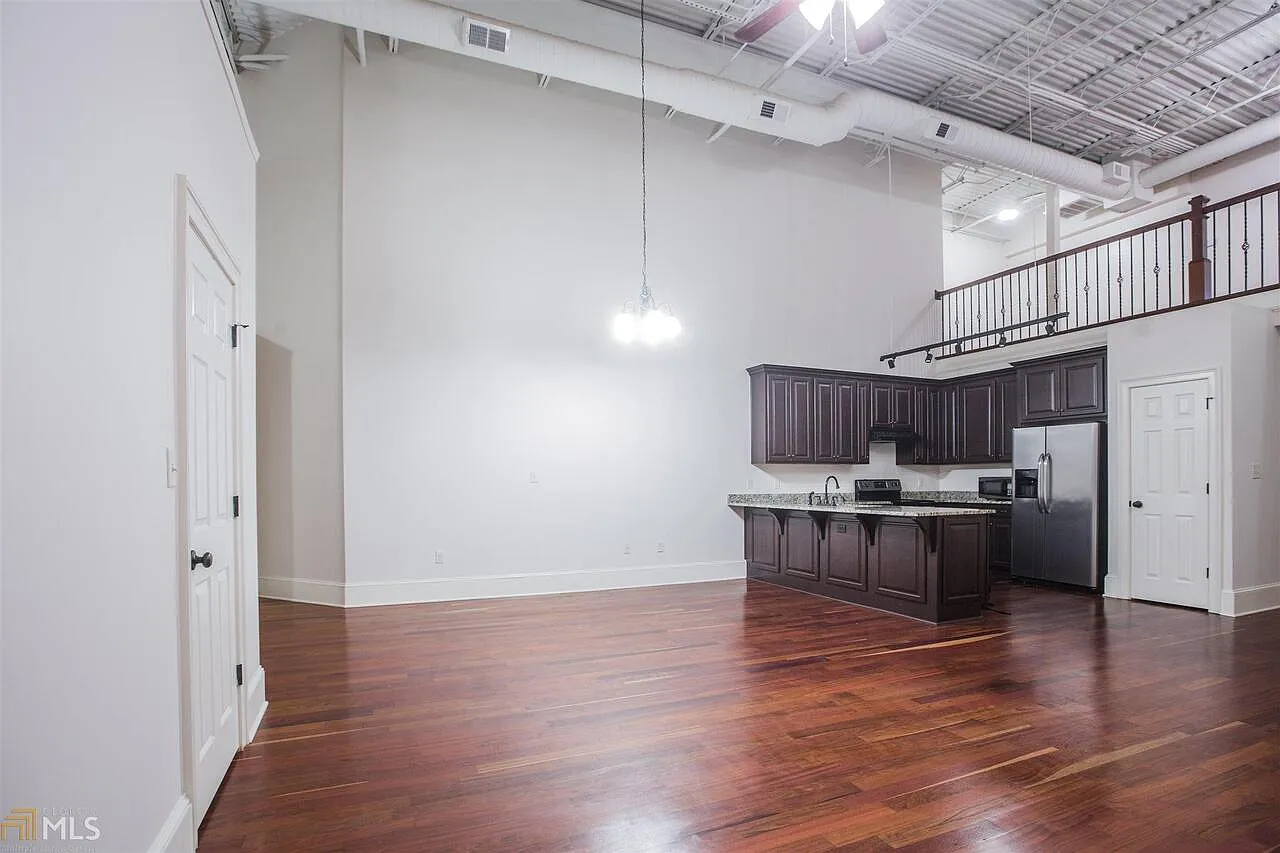 2 bed, 2.5 bath, 1938 sqft, $2,400 — Photo 2