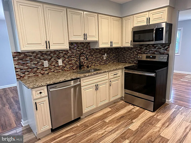 319 Canterbury Ct — Photo 7