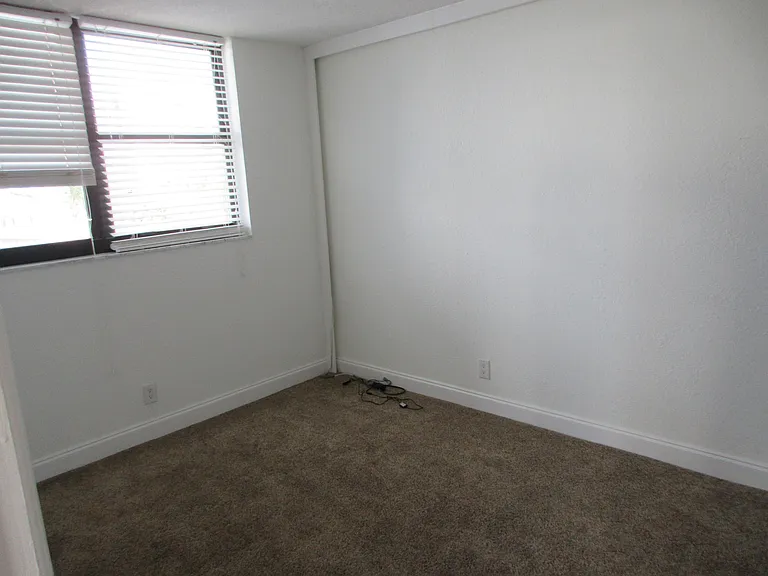1401 N Riverside Dr #307 — Photo 15