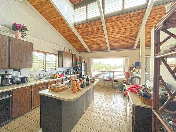 Expansive kitchen