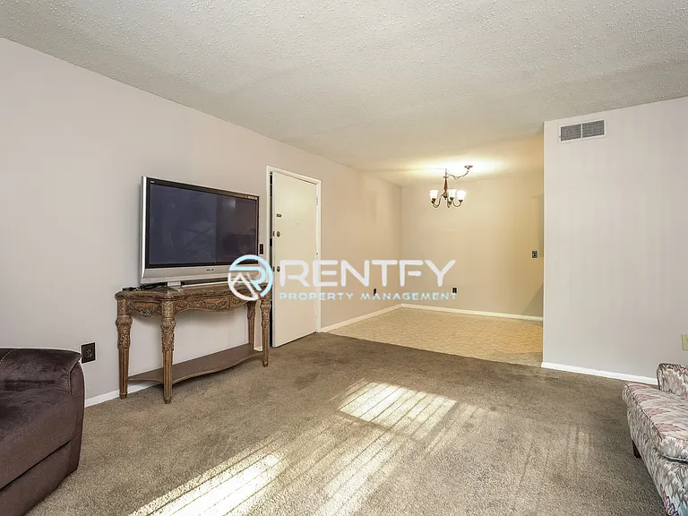2260 Sunderland Rd #83W — Photo 3