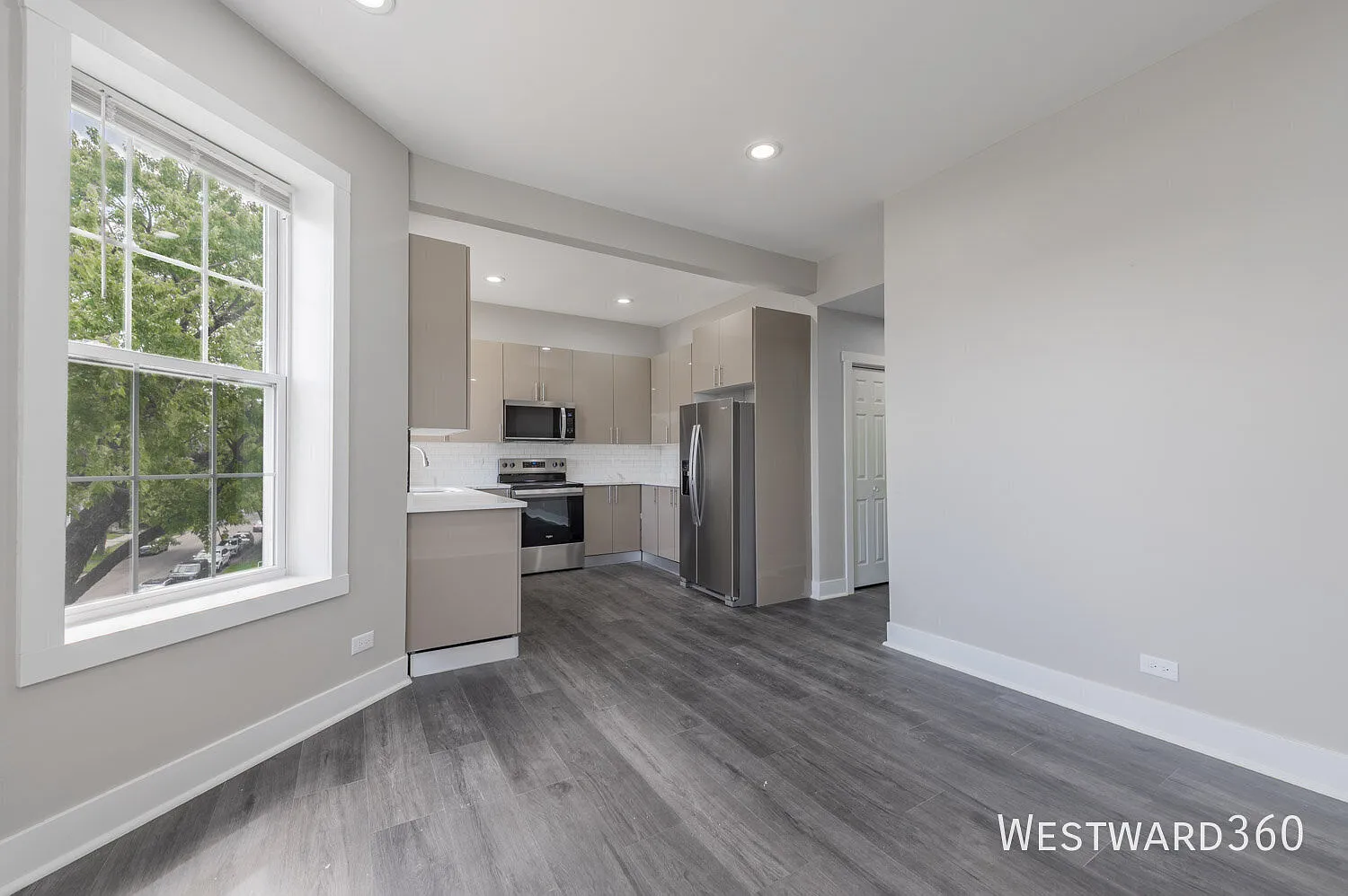 Luxury 2BR/ 2BA With Office, South Side Gem Near Hyde Park & Downtown — Photo 4