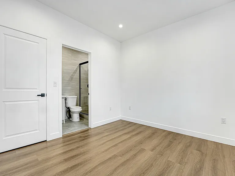 5348 Oakland St — Photo 8