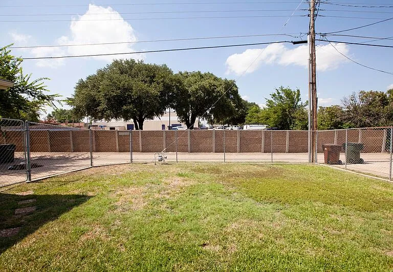921 Mossvine Dr — Photo 2