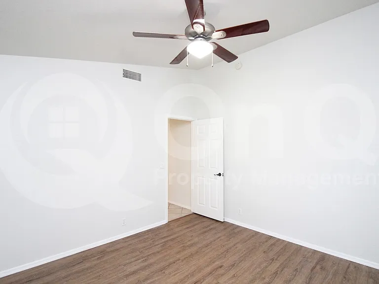 913 E Gary Ln — Photo 11