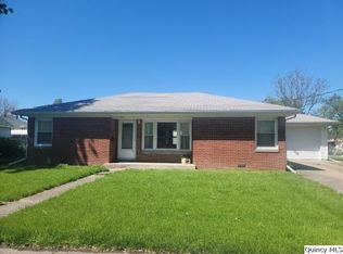 319 Davis St, Carthage, IL 62321