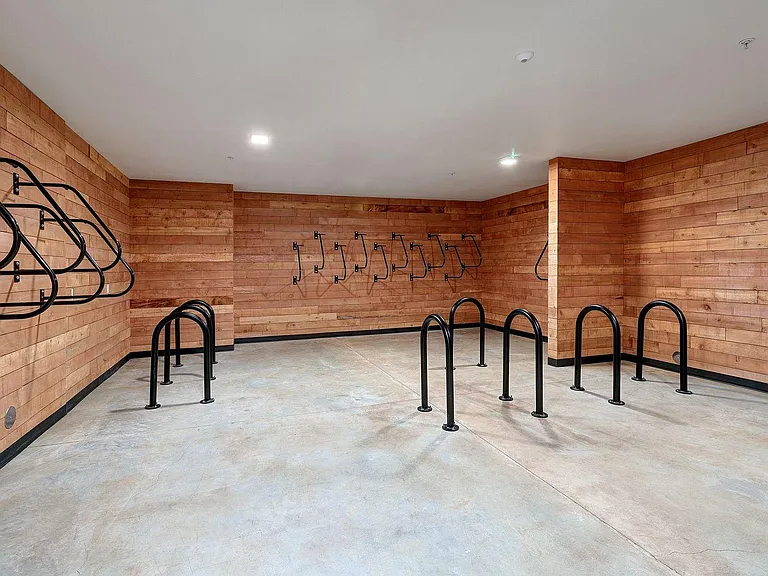 7550 N Lombard St — Photo 1