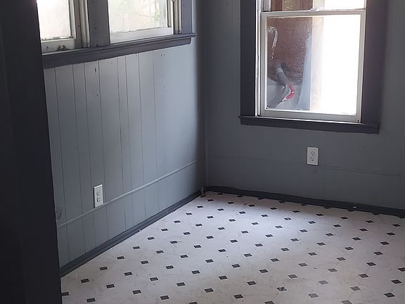 3rd image of 1015 King Ave