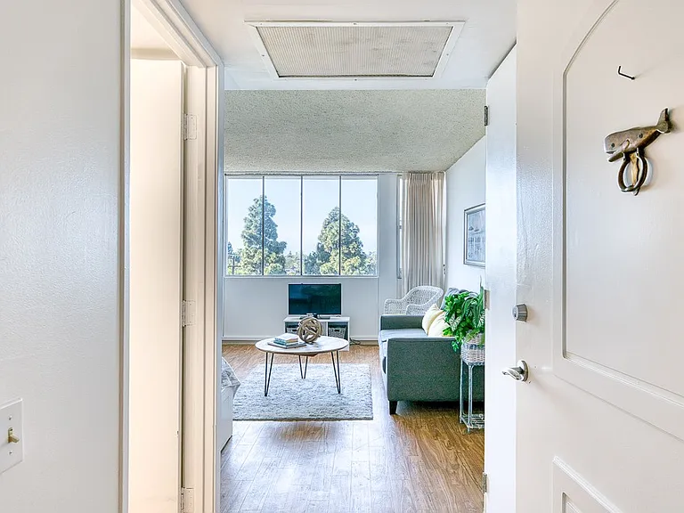 Bay Towers at Bixby Knolls - 55+ Active Adult Apartments — Photo 9