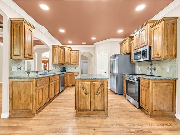 3rd image of 5785 Garnet Dr