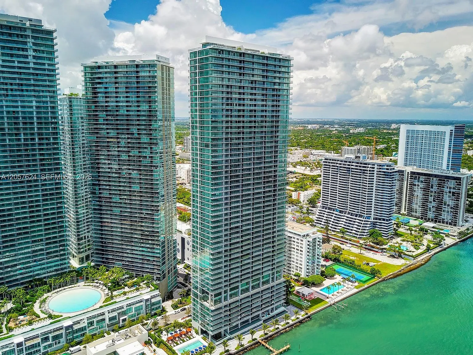One Paraiso Condo — Photo 2