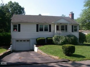 19 Deepwood Ln, Norwalk, CT 06854