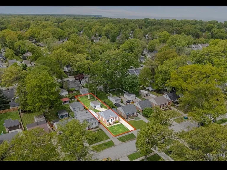 574 Huntmere Dr — Photo 2