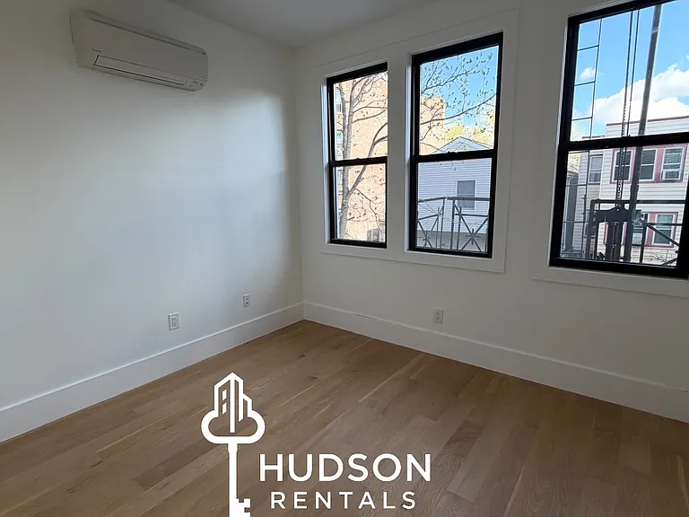 54 Grace St #3R — Photo 6