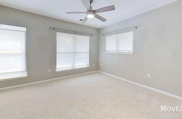 526 E 9th St — Photo 17