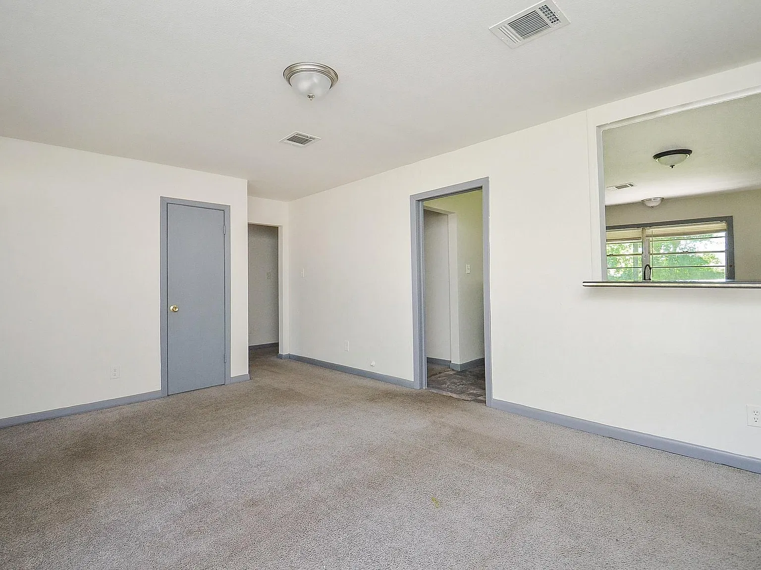 3 bed, 1.0 bath, 1051 sqft, $1,500 — Photo 4