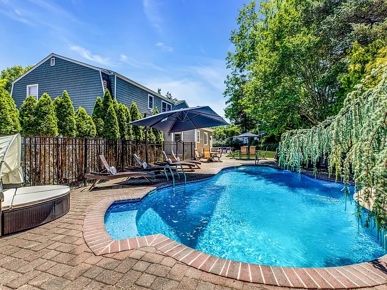 345 Colonial Rd — Photo 33