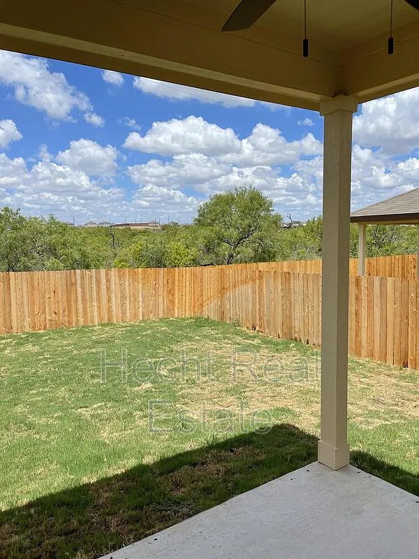 3 bed, 2.5 bath, 1370 sqft, $1,415 — Photo 4