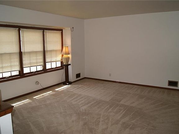 4th image of 15518 E 42nd Ter S