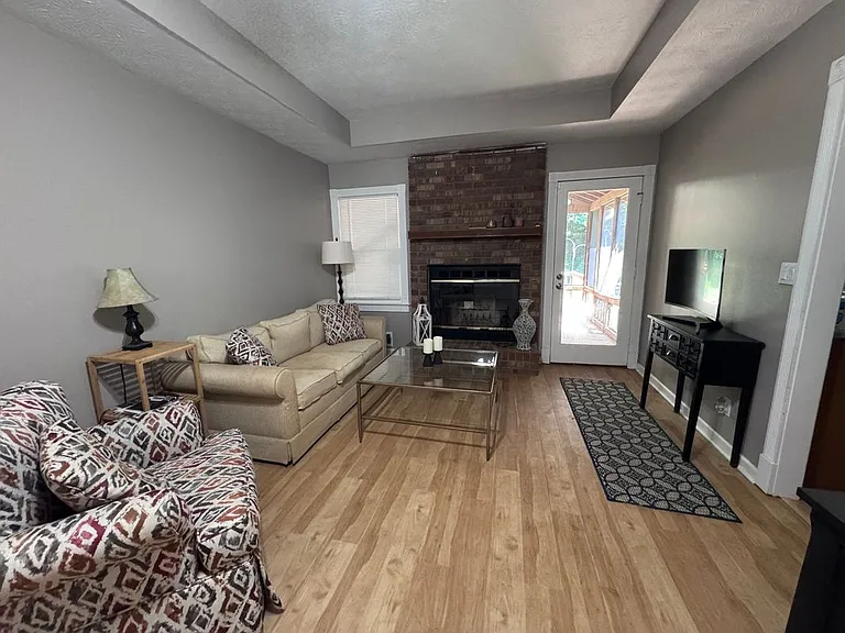 630 Alma Ct — Photo 10