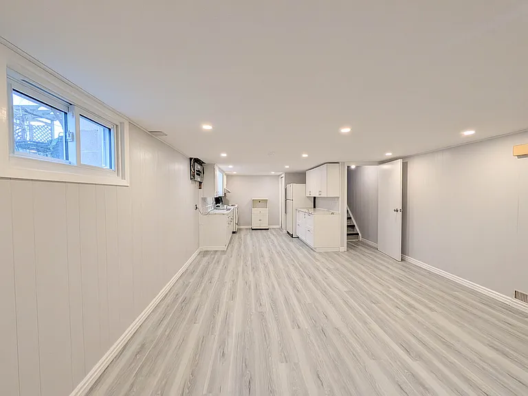 127 Westwood Cres #2 — Photo 8