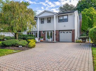 34 Foxwood Rd, Old Bethpage, NY 11804