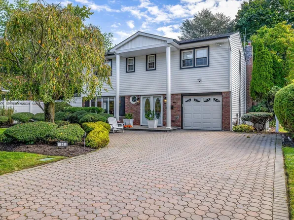 34 Foxwood Road, Old Bethpage, NY 11804