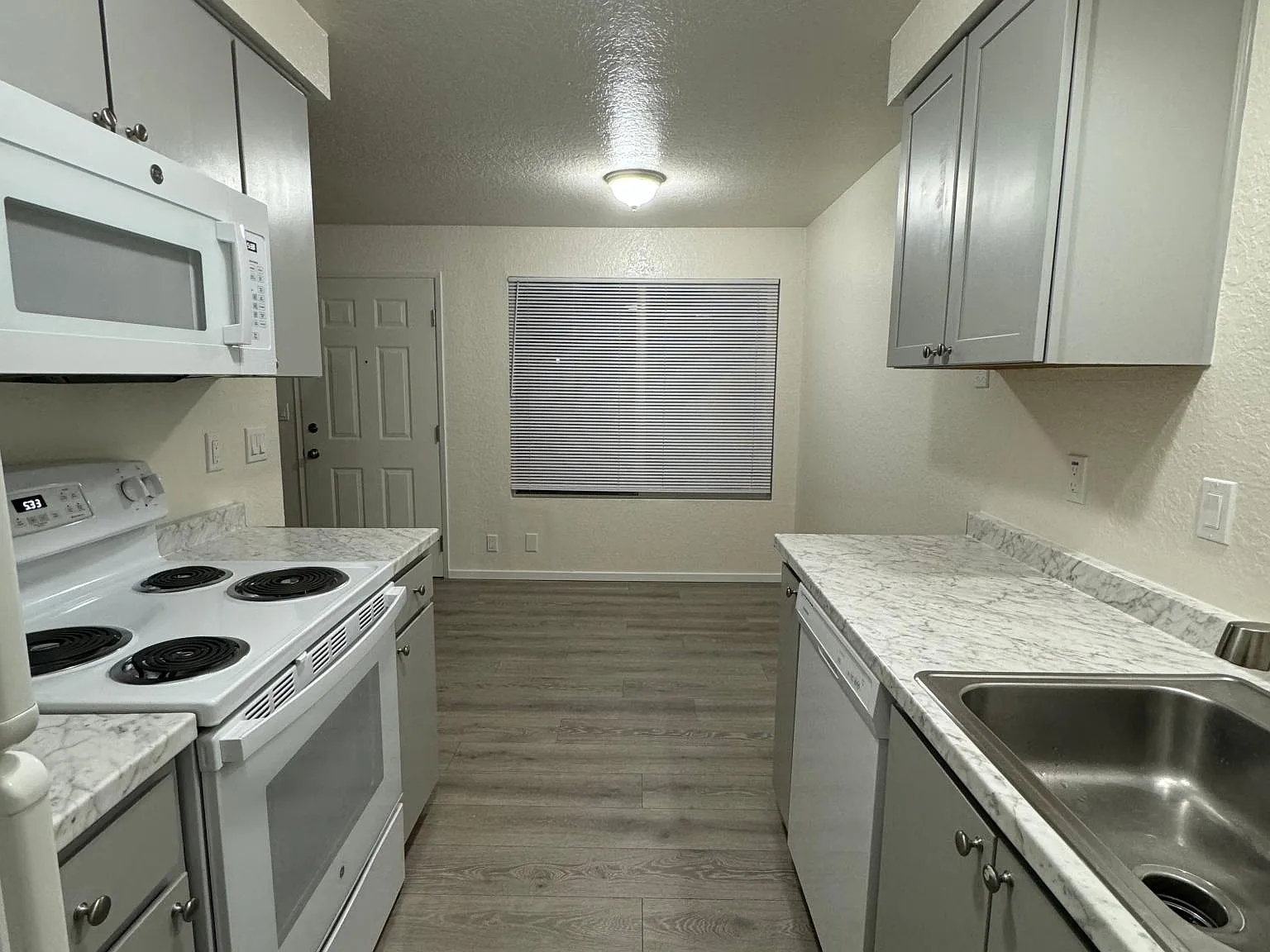 2 bed, 800 sqft, $1,950 — Photo 2