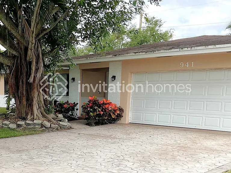 941 SW 75th Ter — Photo 1