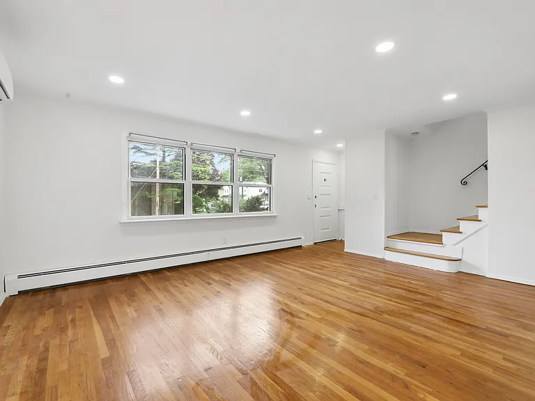 81 Cortlandt Pl — Photo 2