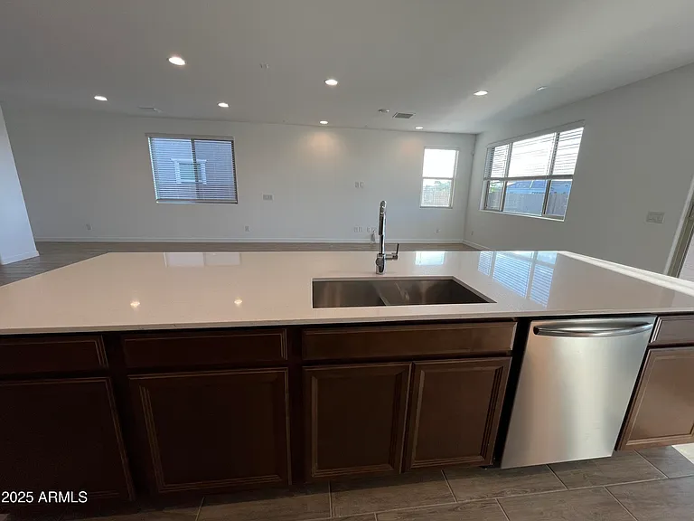 9426 W Sells Dr — Photo 10