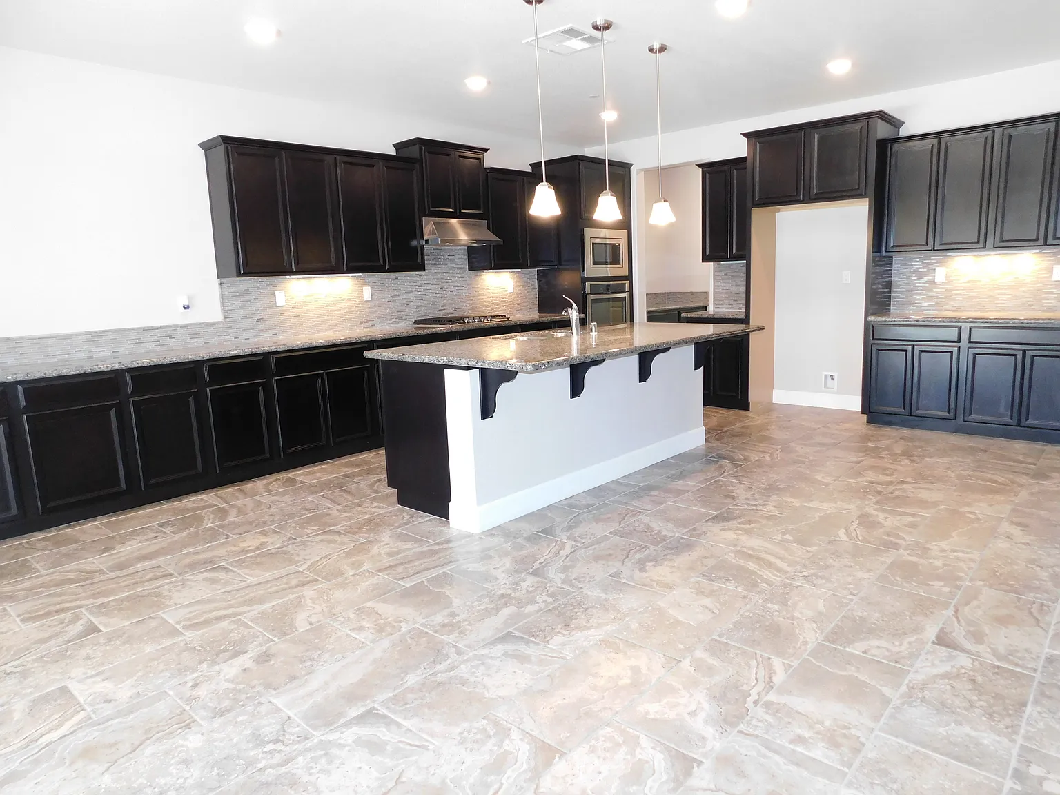 5 bed, 3743 sqft, $3,650 — Photo 3
