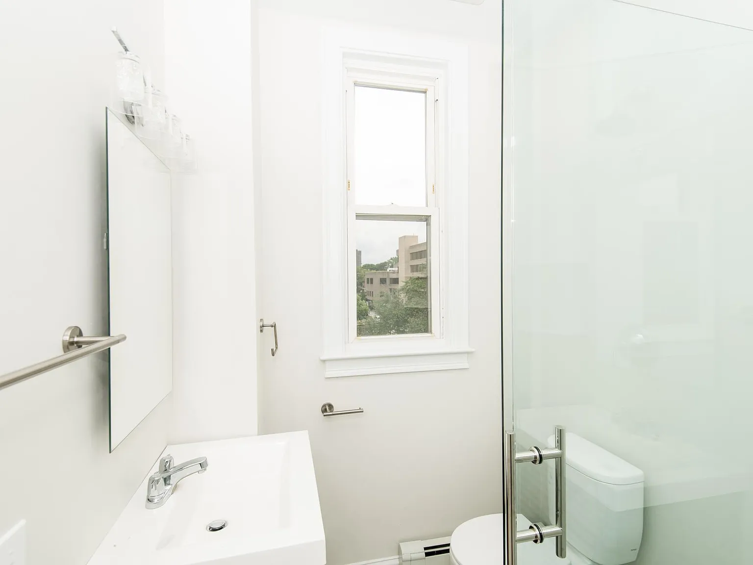 2 bed, 700 sqft, $2,700 — Photo 2