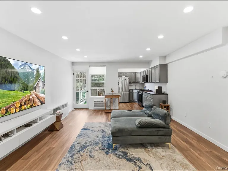 250 N Broadway #5B — Photo 2