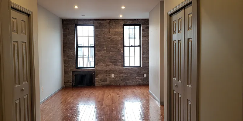 Rented by MCR Realty | media 4