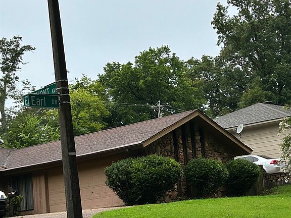 2nd image of 3219 Earl Dr